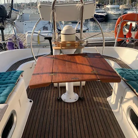 Voilier Au Ponton A Saint Raphael Úszó hotel