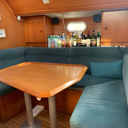 Voilier Au Ponton A Saint Raphael Úszó hotel *